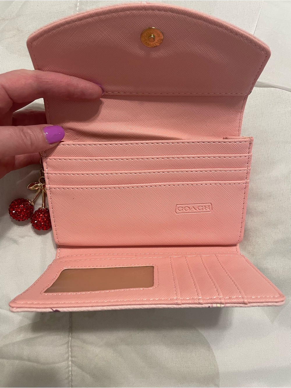 Coach Pink Butterfly medium size
Wallet with Gold Logo - Picture 3 of 8